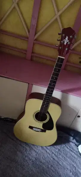 gitar akustik jumbo