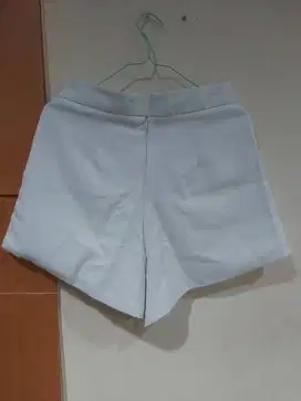 Celana pendek white
