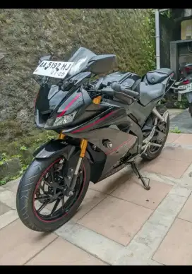 R15 V3 warna Hitam