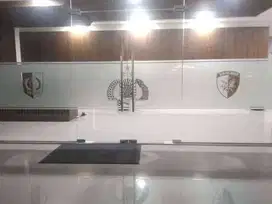 Dekorasi sticker kaca film sunblast stiker pintu masuk lobby kantor