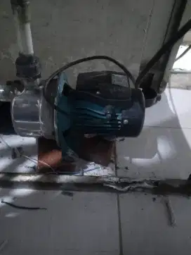 Pasang booster pendorong pompa air