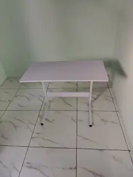 Meja belajar atau leptop