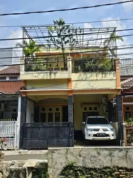 Rumah 2 Lantai, Strategis & Akses Mudah ke Pusat Kota di Bintara
