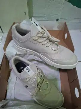 sepatu on cloud golf the roger spin