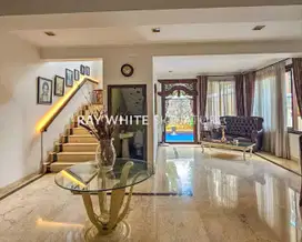 Dijual Rumah Mewah Siap Huni Posisi Hook di Jl Kesehatan IV Bintaro
