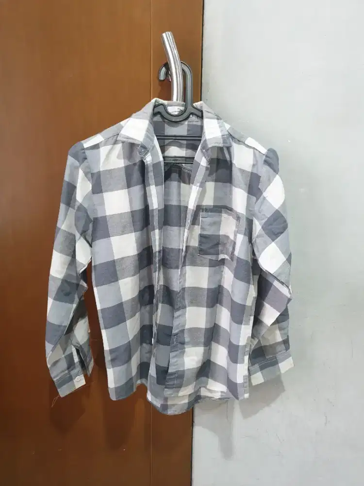 Kemeja remaja kotak putih abu