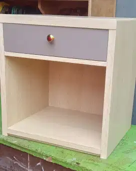 Nakas. Meja, lemari kecil.