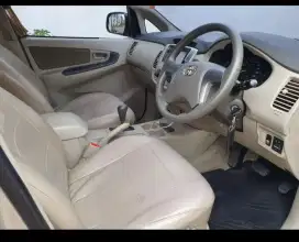 Toyota innova 2012 type G AT
