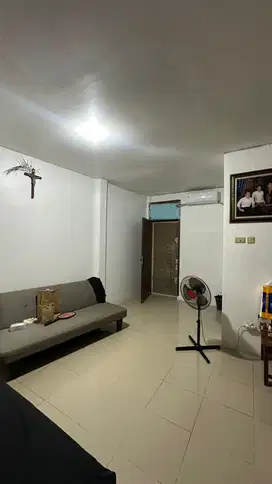 Dijual Rumah Dengan Semi Furnished dan Strategis di Mangga Besar