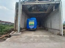 Gudang pinggir jalan