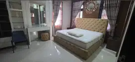 Disewakan Rumah Mewah Hook 2 Lantai Full Furnish di Graha Family