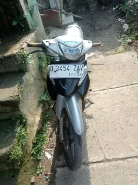 Jual motor smash new Revo ss kumplit paktur tangan pertama pajak of