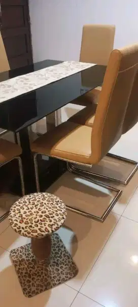 Meja Makan Informa