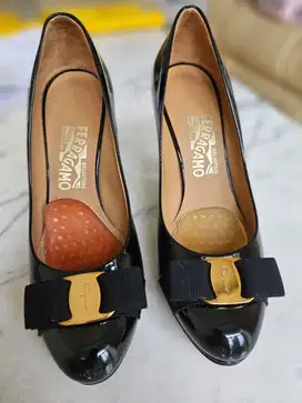Salvatore Ferragamo Heels Hitam / Gold - Sepatu heels wanita branded