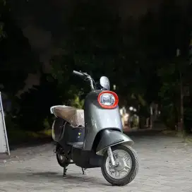 DESAIN MERARIK DAN MENAWAN SEPEDA LISTRIK VAROLUX PRO MODEL VESPA