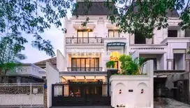 Rumah Mewah Baru 3,5 Lantai di Tebet Ada Lift, Kolam Renang & Rooftop