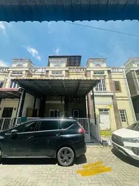 RUMAH 3,5 LANTAI DALAM KOMPLEK DI SUNGGAL