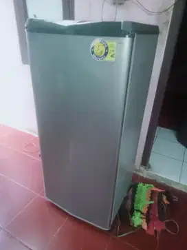Di jual kulkas 1pintu merk Aqua kondisi Normal Dingin Beku Siap Pakai