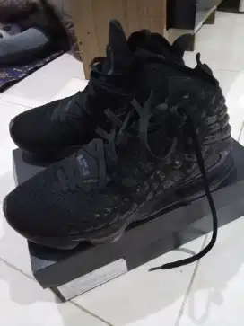 Sepatu basket Lebron james