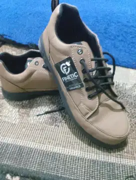 Sepatu Safety finetic coklat ukuran 40