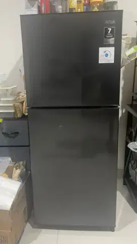 Dijual kulkas 2 pintu bekas rasa baru, merk aqua di negoin aja