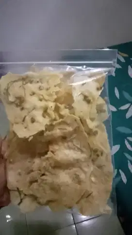 Dicari 3 orang yang mau keliling menawarkan peyek