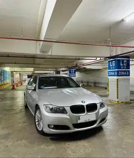 DIJUAL! BMW 320i LCi iDrive E90 2009 Matic Silver Hemat Mint BU