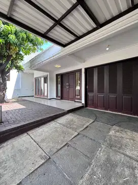 DIJUAL RUMAH SIAP HUNI JL. GEDUNG HIJAU PONDOK INDAH JAKARTA SELATAN.