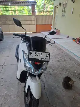 Motor lexi putih