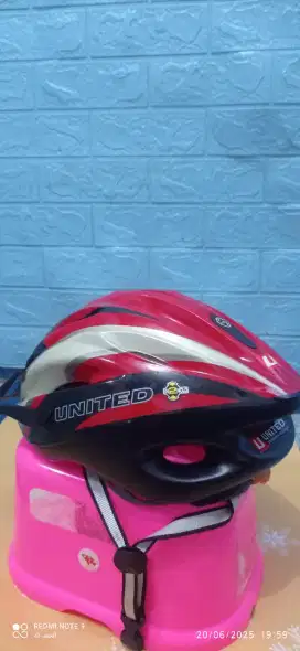 Helm sepeda UNITED