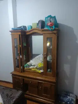 Meja rias kayu dikamar