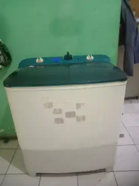 Mesin cuci Polytron 9kg