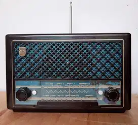 Jual casing radio Philips vintage bahan bakelite isi mesin IC hidup