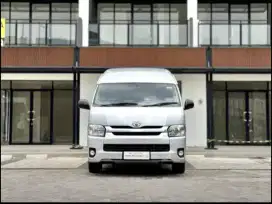 Toyota HI ACE Commuter 2.8 MT 2016