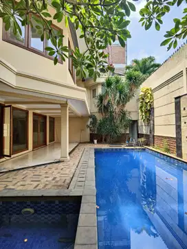 Rumah 2 Lantai Hadap Timur dengan Private Pool di Pondok Indah