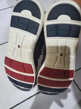 Sepatu tommy hilfiger bekas