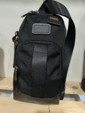 Tas Sling dada brand Tumi