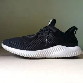 Sepatu running pria Adidas Alphabounce