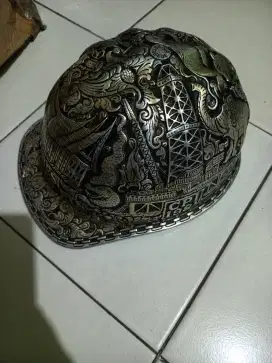 Helm ukiran bahan logam