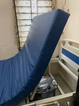 Ranjang rumah sakit dan tabung oksigen