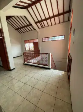 Dijual murah rumah 2 lantai dekat kota di Jl Sawi Kedungmundu
