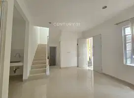 Rumah Siap Huni Di Cluster South Thames JGC Jakarta Timur