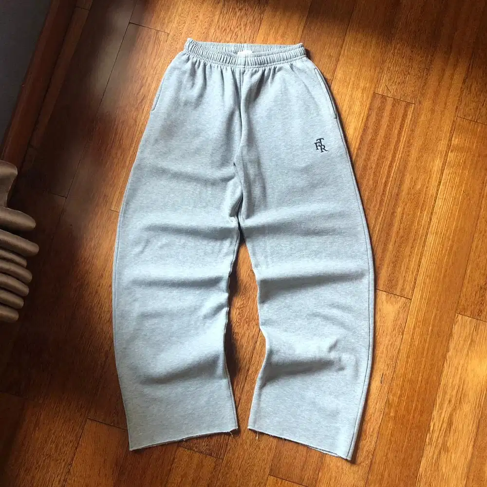 WIDE FIT SWEATPANTS BY FIRST TIME ROUND (PRELOVED)