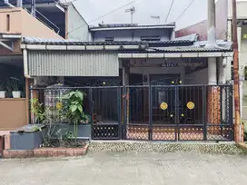 Dikontrakan Rumah Ukuran 85, Jalan Depan Dicor Mulus Buat Main Anak
