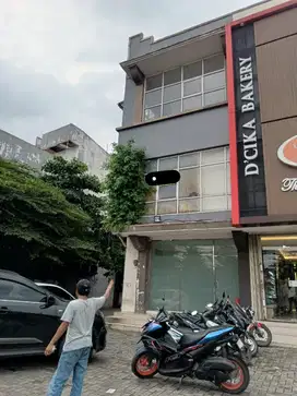 Disewakan Ruko Jatikramat 3 Lantai Tinggal Masuk