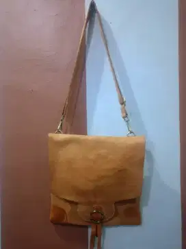 Tas slempang bahan kulit