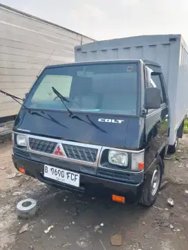 Mobil l300 istimewa tangan pertama dan jarang dipakai