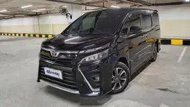 Toyota Voxy 2.0 Bensin-AT 2017 Hitam