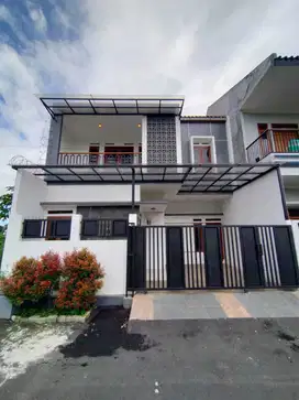 DI JUAL RUMAH DUA LANTAI SIAP HUNI DI CISARANTEN DEKET AL   GIFARI