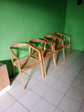 Kursi teras dan lemari pakaian